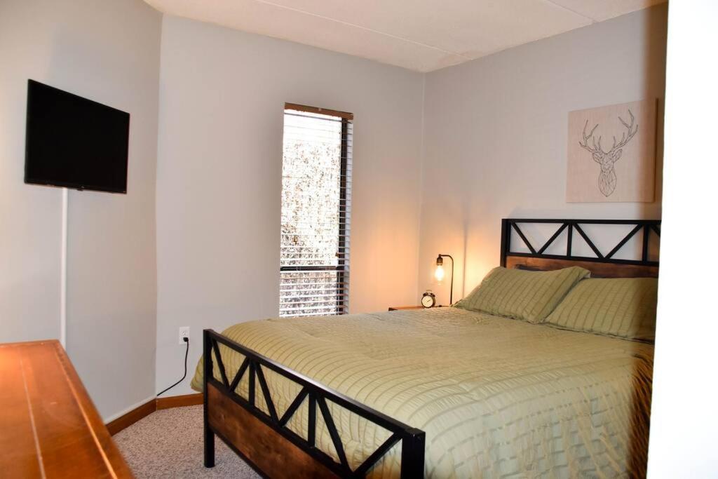 Cozy Mountain Getaway! Mountain Views! 2 Bed, 2 Bath, Sleeps 6 Gatlinburg Exterior foto