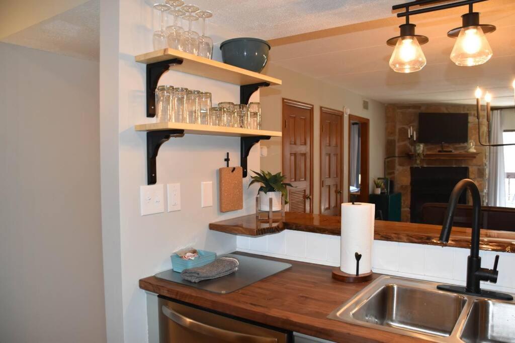 Cozy Mountain Getaway! Mountain Views! 2 Bed, 2 Bath, Sleeps 6 Gatlinburg Exterior foto