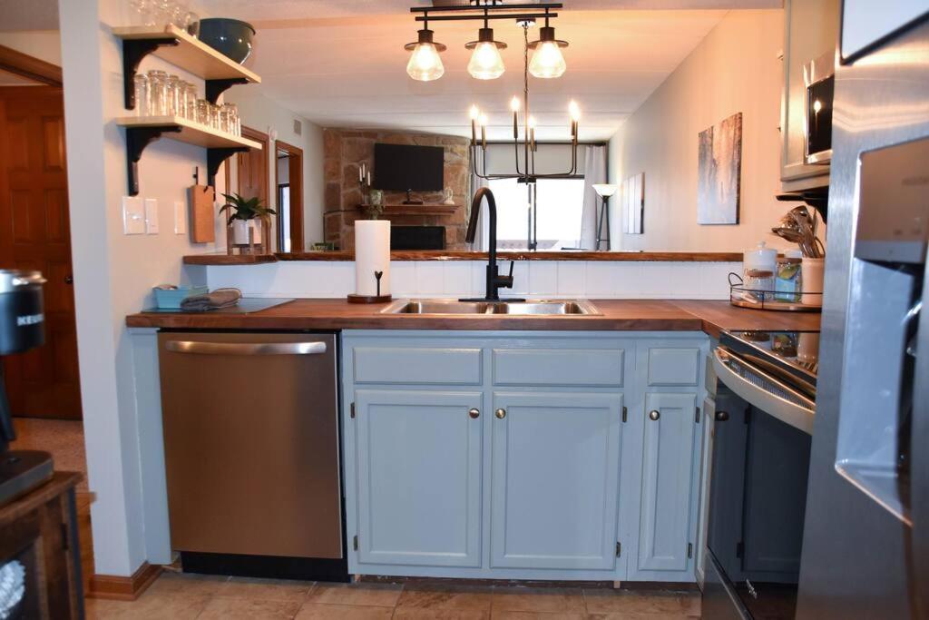Cozy Mountain Getaway! Mountain Views! 2 Bed, 2 Bath, Sleeps 6 Gatlinburg Exterior foto